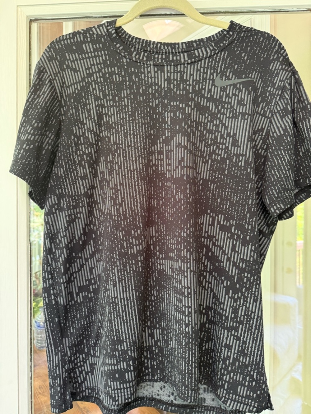 Nike Men’s Black & Gray Patterned Short Sleeve Performance Tee Clean smoke free